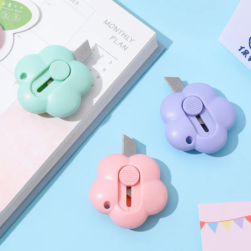 JESJELIU Mini Maket Bıcağı – Çiçek Tasarımlı, Geri Çekilebilir, Kağıt Kesici & Zarf Açacı