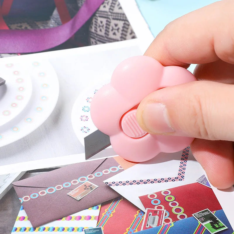 JESJELIU Mini Maket Bıcağı – Çiçek Tasarımlı, Geri Çekilebilir, Kağıt Kesici & Zarf Açacı