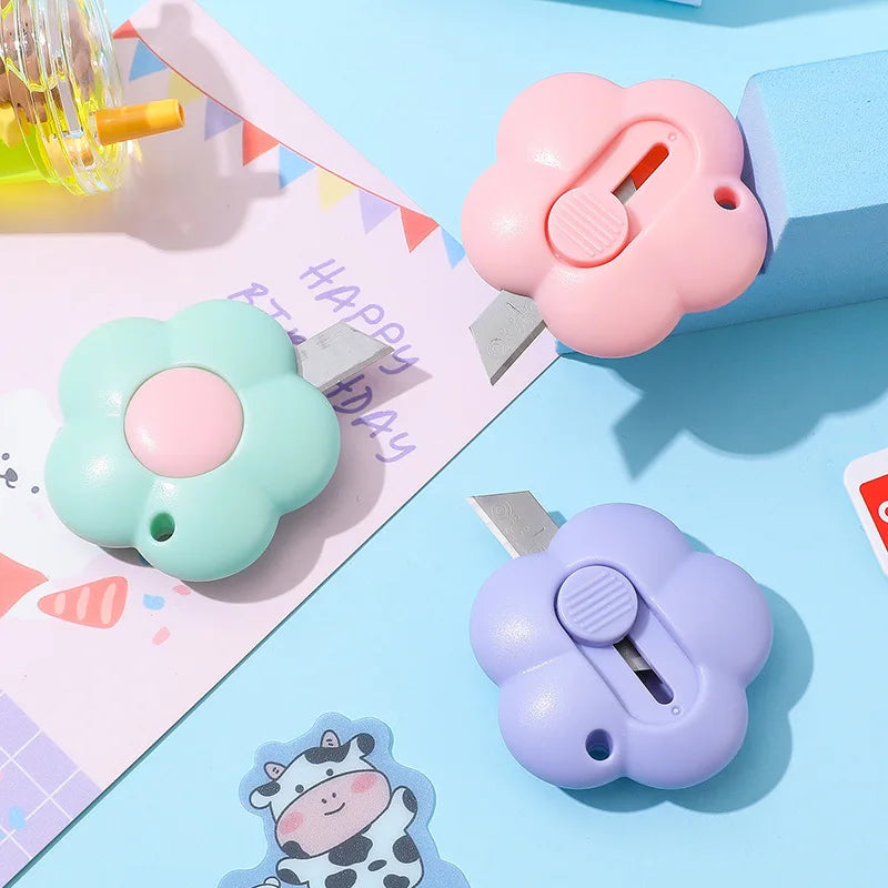 JESJELIU Mini Maket Bıcağı – Çiçek Tasarımlı, Geri Çekilebilir, Kağıt Kesici & Zarf Açacı